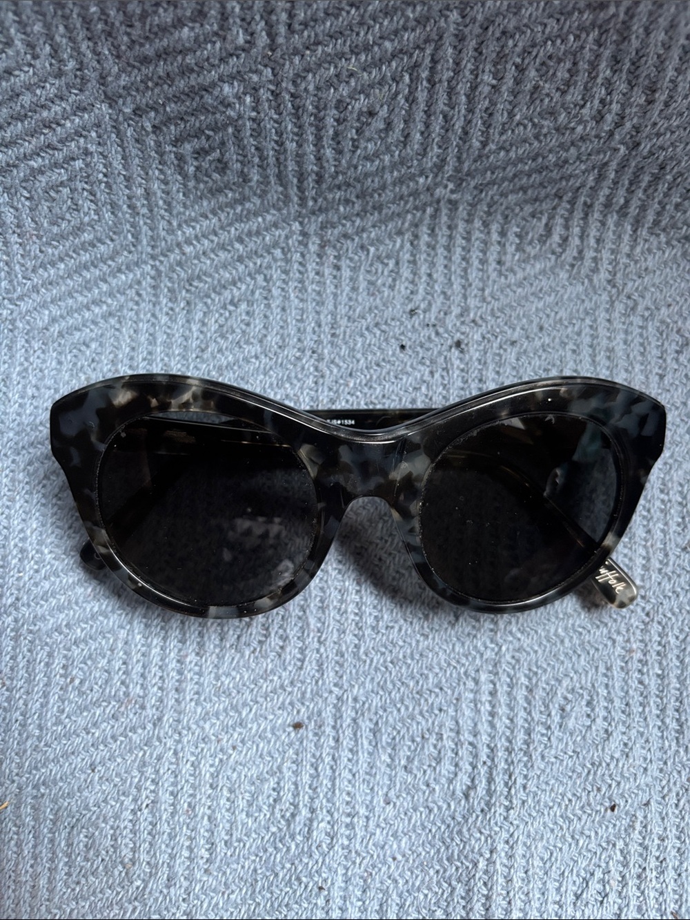 Stylish Cat-Eye Tortoiseshell Sunglasses - Black
